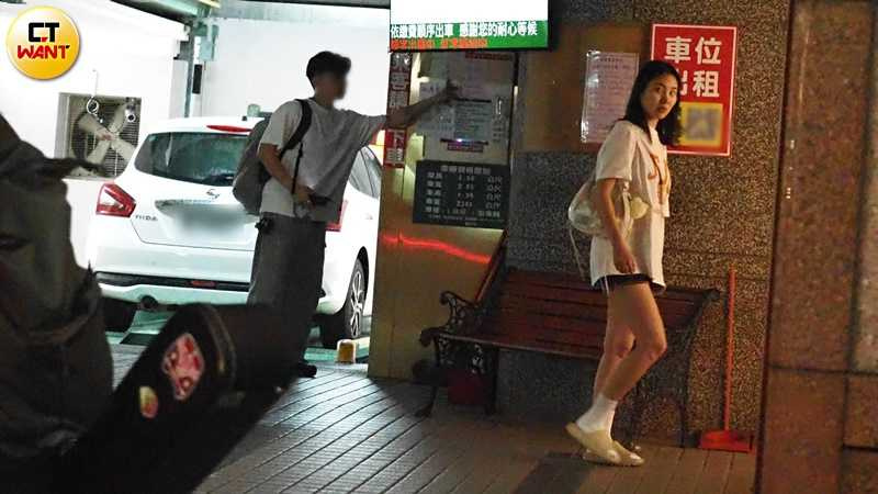 少少與男友將車停妥後一同返家。（圖／本刊攝影組）