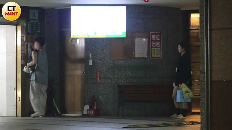 少少也是搭著男友的車返回同一住處。（圖／本刊攝影組）