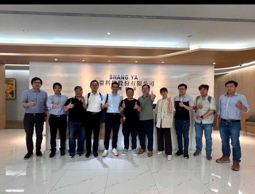 上亞科技董事長蔡文杰表示,諾肯科技IC設計人才來自清華、交大,著重研發技術。圖為上亞與諾肯科技團隊合影。(圖/上亞科技提供)