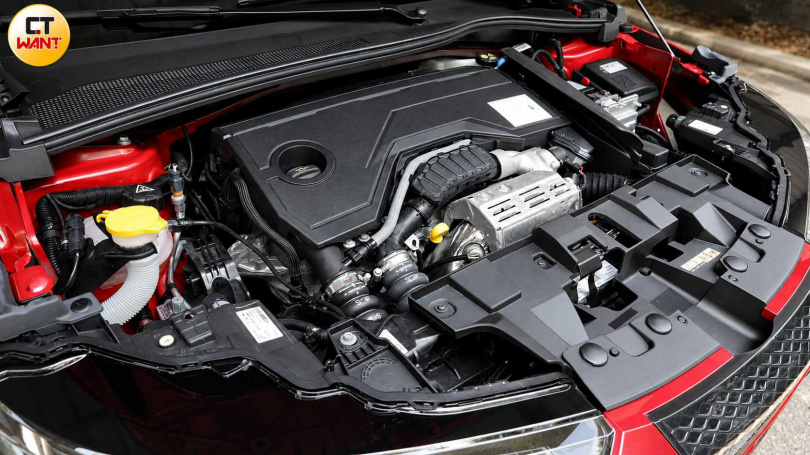 unior Ibrida的油電動力系統,搭載1.2升三缸渦輪增壓引擎,結合P2 Hybrid油電系統,綜效輸出可達145匹馬力。(圖/方萬民攝)