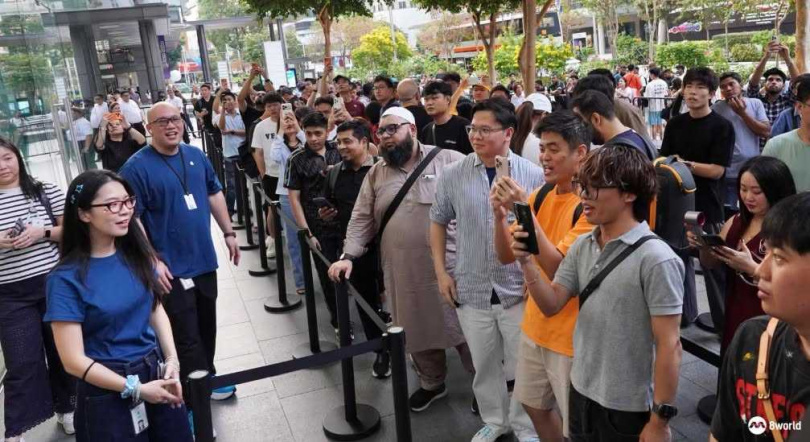 iPhone 18系列18日在新加坡正式開賣，烏節路蘋果旗艦店一早湧現大批排隊人潮。