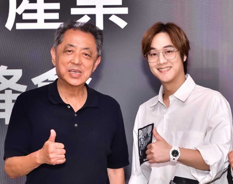 朱延平導演今(30日)與網紅「那對夫妻」Kim一同出席「2026台灣AI產業領袖高峰會」。(圖/亞威AI應用學院提供)