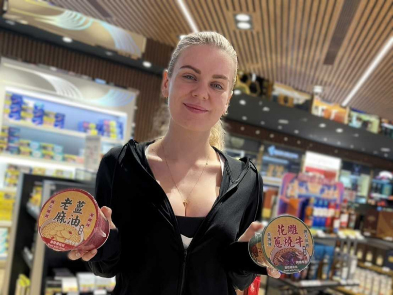 極具臺灣味的泡麵讓國際旅客認識臺灣的日常飲食文化。(圖/昇恆昌免稅商店提供)