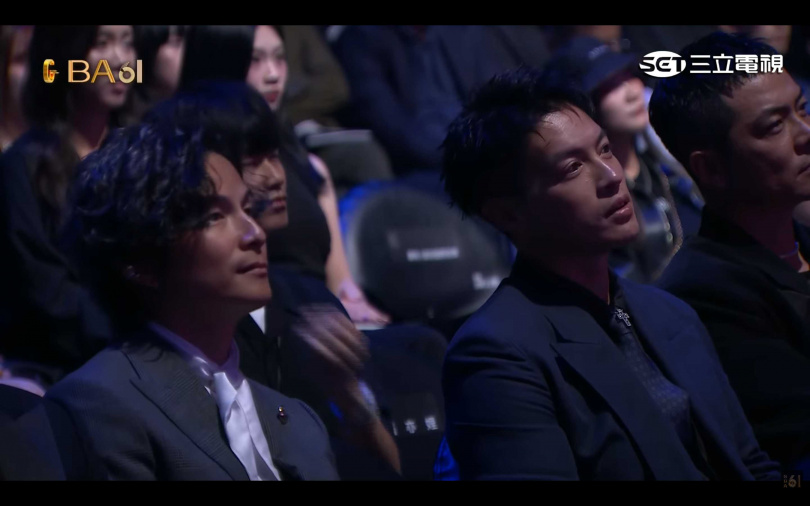 孫協志、許孟哲看著大銀幕。(圖/翻攝自youtube/金鐘獎 Golden Bell Awards)