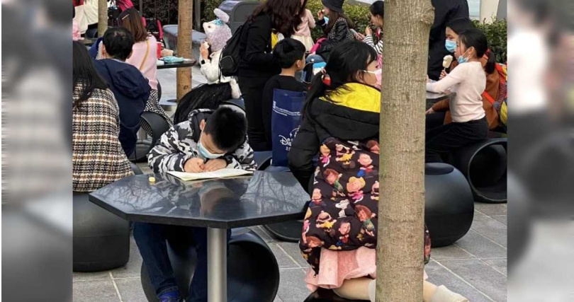 甚至有網友拍到小學生特地到上海迪士尼樂園裡寫作業。（圖／翻攝小紅書）