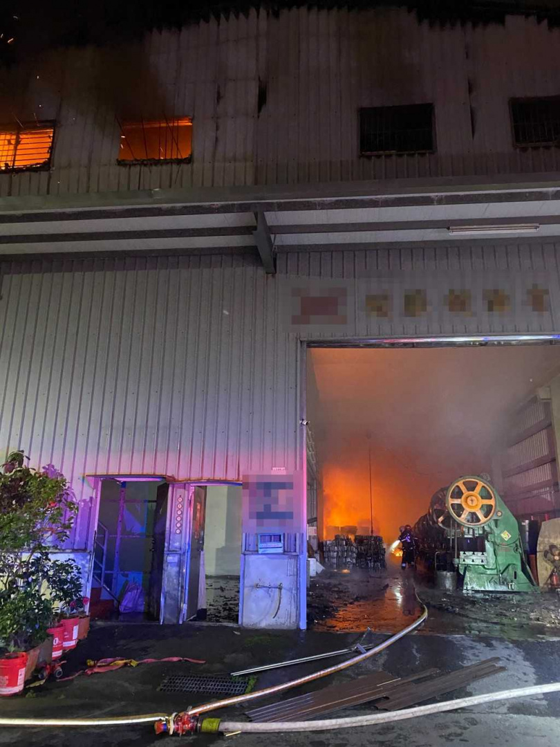 新北市五股民義路2段發生一間木材工大火，消防救援中，所幸無人受困。（翻攝畫面）