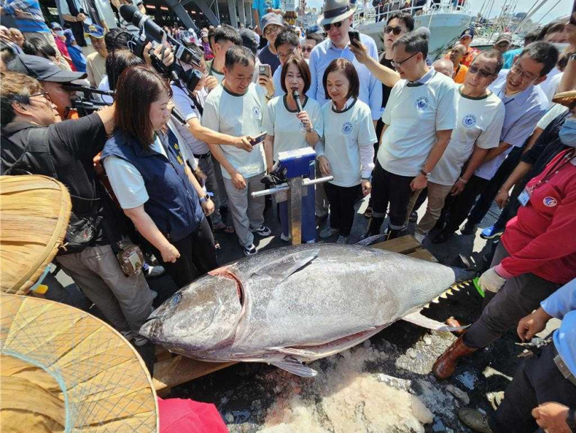 2025屏東第一鮪出現了，將在7日中午返抵東港。圖為2024年屏東第一鮪返港情況。（圖／報系資料照）
