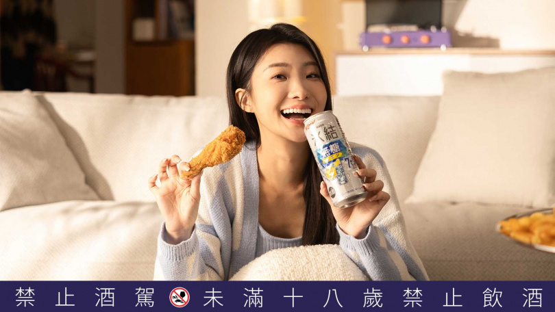 與朋友聚會開趴時，陳華推薦飲用冰結「無糖檸檬」搭配炸物，不甜膩的口感搭配純淨順口的伏特加和爽快氣泡感，既療癒又平衡。（圖／台灣麒麟提供）。