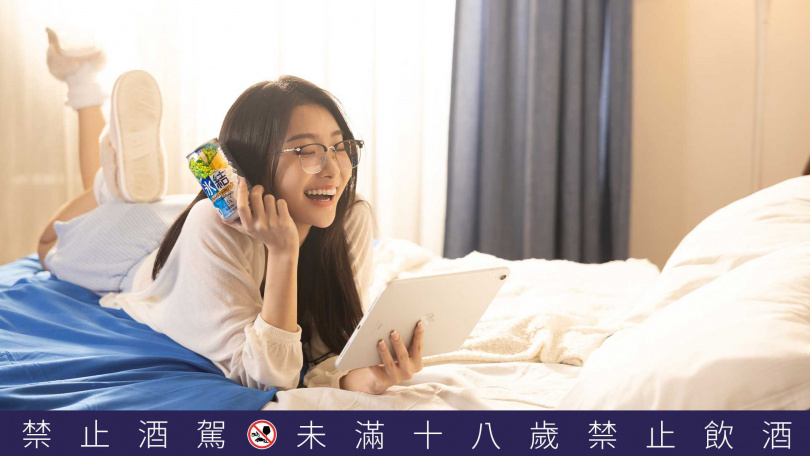 陳華在家追劇時，會選擇風味香甜又帶高級感的冰結「華麗白葡萄」增加放鬆儀式感，自在享受微醺Me Time。（圖／台灣麒麟提供）。