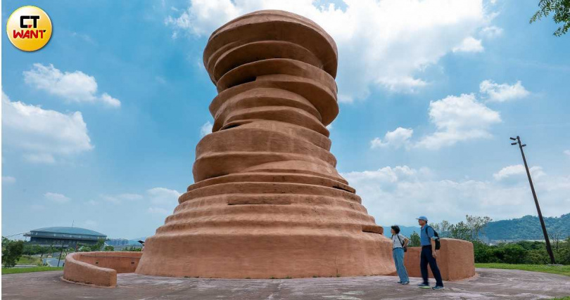 由藝術家林舜龍於2009年創作的立體作品〈坯〉高達15公尺,橘紅色系更從陶土顏色而來。(圖/焦正德攝)