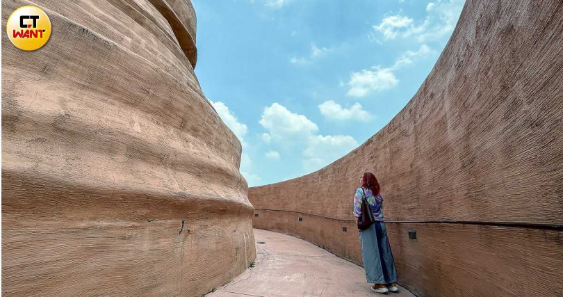 雖然〈坯〉暫停開放入內,但仍可繞著最外圍一圈拍出如同置身異國的照片。(圖/焦正德攝)
