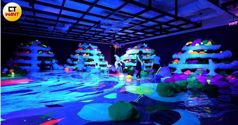 辛綺的〈移光盆地〉堆疊了眾多螢光沙包,民眾還能或坐或搬動,透過這樣的動態創作呈現人為破壞及自然復育的更迭狀態。(圖/焦正德攝)