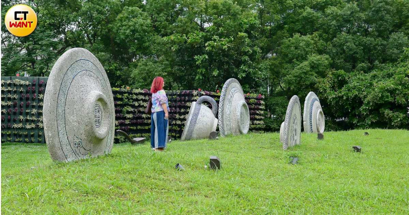 地景藝術〈瓷意生活〉透過趣味的咖啡杯組及湯匙造型座椅,來表現陶瓷其實很貼近生活的特性。(圖/焦正德攝)