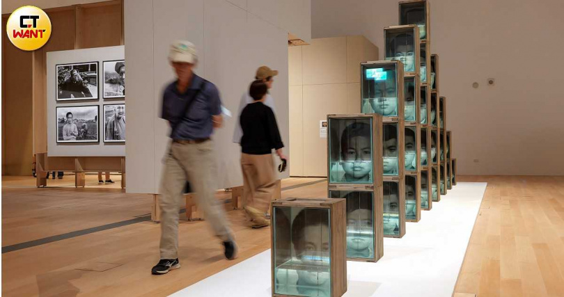 藝術家陳順築作品〈水相〉中的「水」不僅代表陳順築故鄉澎湖的自然環境,也象徵時間的凝滯與封存的家族記憶。(圖/焦正德攝)