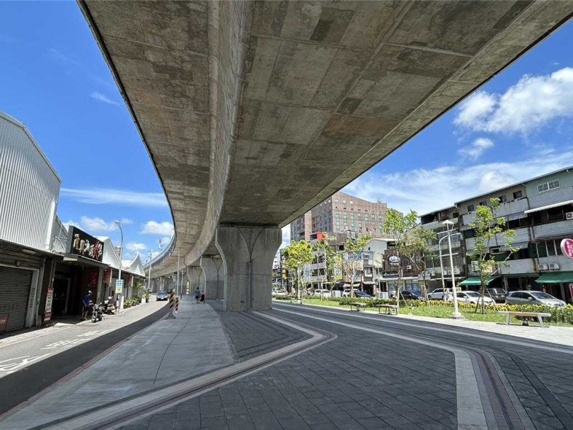 屏東市民代表傅建雄認為，市公所應制定臨時攤販自治條例，解決「屏東市無夜市」擺攤亂象，並建議鄰近屏東火車站的公園路至勝利路間的仁愛路段，可發展成夜市的潛力。（圖／中國時報記者謝佳潾攝）