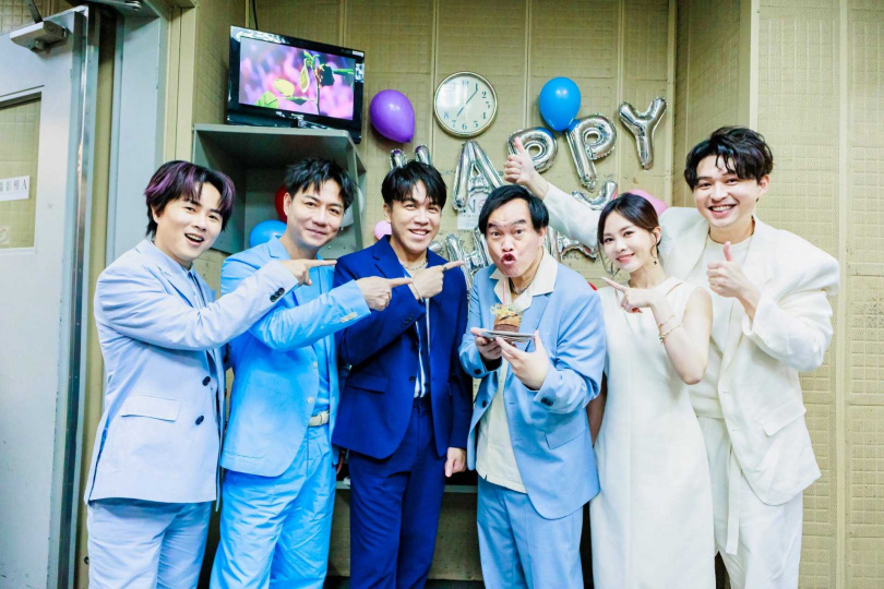 《綜藝一級棒》由陳孟賢（左起）、陳隨意、許志豪、康康、杜忻恬、李子森共同主持。（圖／中視提供）