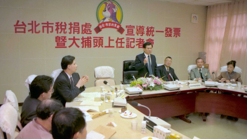 統一發票開立已逾一甲子,是稅捐務機關課徵營業稅的重要依據,而台北市稅捐處就在1991年設計了造型既威猛又有趣的稅捐大捕頭,作為誠實納稅的代言人。(圖/報系資料庫)