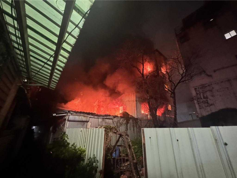 嘉義市中心的嘉義火車站商圈的北榮街221巷一處倉庫失火，火勢猛烈。（圖／讀者提供）