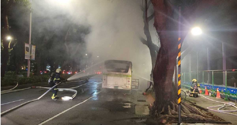 大都會客運一輛262路電動公車昨（16日）行經台北市敦化北路時，突發生火燒車事故，所幸並未釀成傷亡意外。（圖／翻攝畫面）