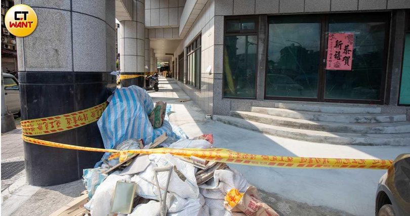 海吉市因建商欠下大筆債務遭到查封拍賣，許多裝潢尚未完工，看起來像是荒廢建築，住戶擔心造成治安疑慮。（圖／劉耿豪攝）