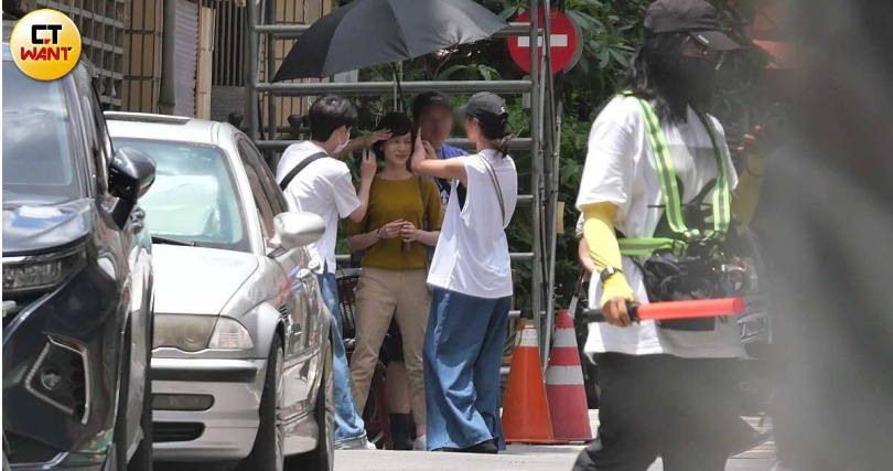大太陽下助理撐著傘,造型師趕緊幫連俞涵搞定髮型。(圖/本刊攝影組)
