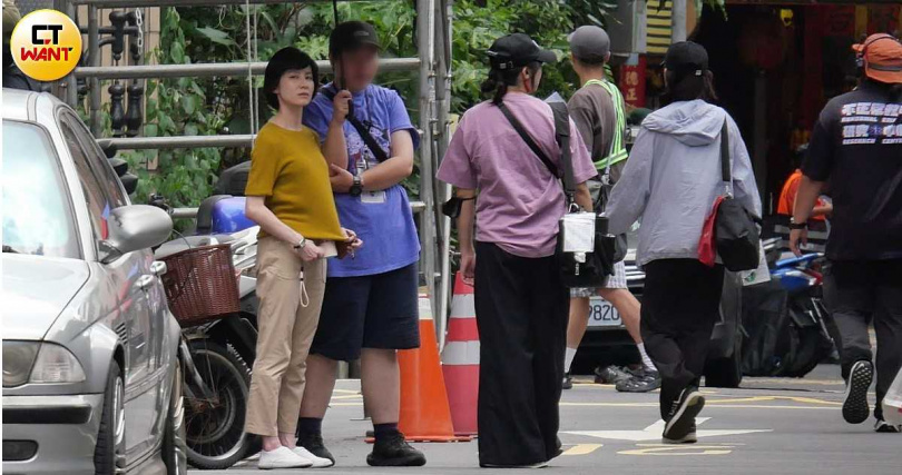 連俞涵也出現在拍攝現場,耐不住高溫,拿著隨身小電扇往衣服裡吹。(圖/本刊攝影組)