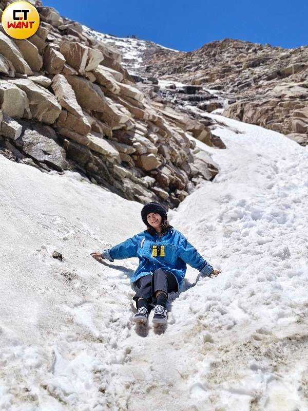 修築穿過卡敦拉山口的公路可從拉達克一路至錫亞琴冰川底端，沿途的冰上景色吸引旅人拍照留念。（圖／魏妤靜攝）