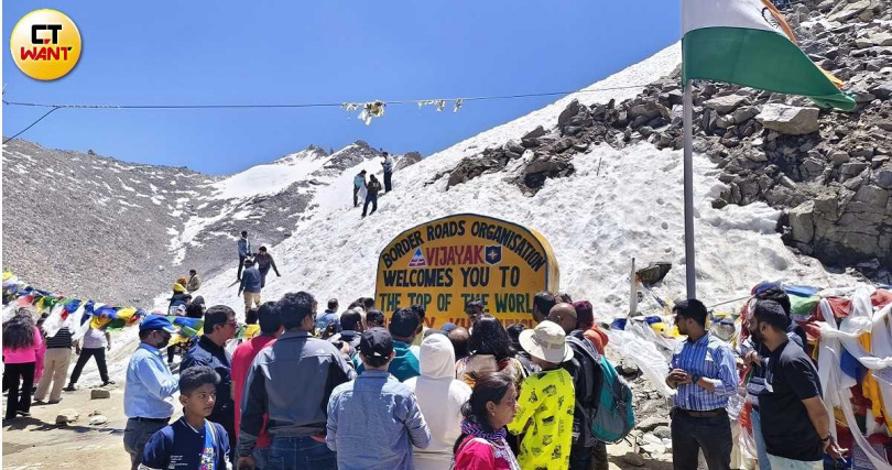 觀光客擠在卡敦拉公路的最高地標前，希望留下到此一遊的紀念照。（圖／魏妤靜攝）