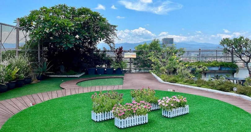 位於台北凱撒大飯店21樓的屋頂花園，是城市中的靜謐秘境，既能俯瞰繁忙都會，也能欣賞大稻埕煙火盛景。（圖／台北凱撒大飯店提供）