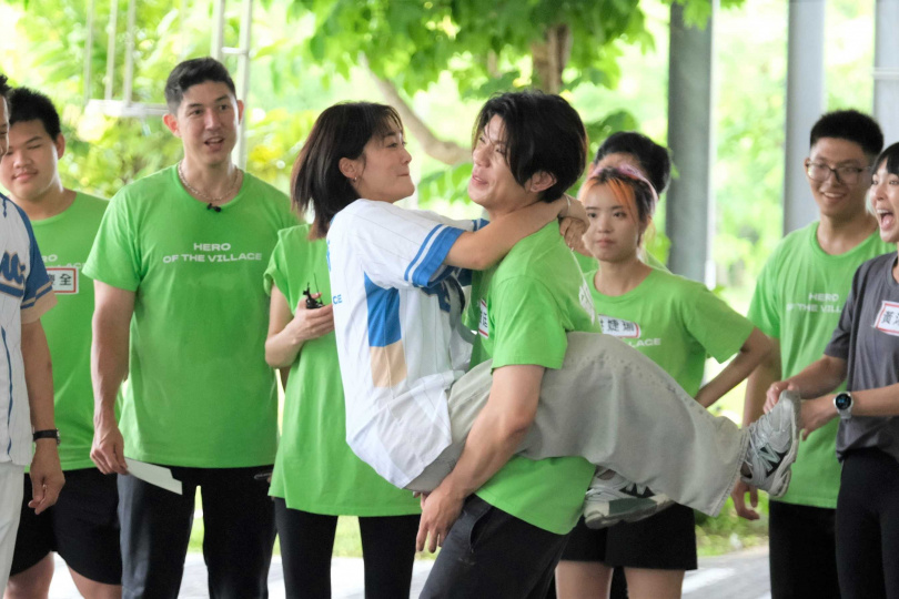 張文綺「熊抱」小鮮肉陳峻廷，用雙腿緊緊夾住對方身體。（圖／東森提供）