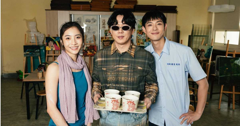 連晨翔（右）、林映彤（左）演出蕭煌奇（中）新歌〈做一個惜情軟心的人〉MV，挑戰從18歲演到38歲。（圖／華納音樂提供）
