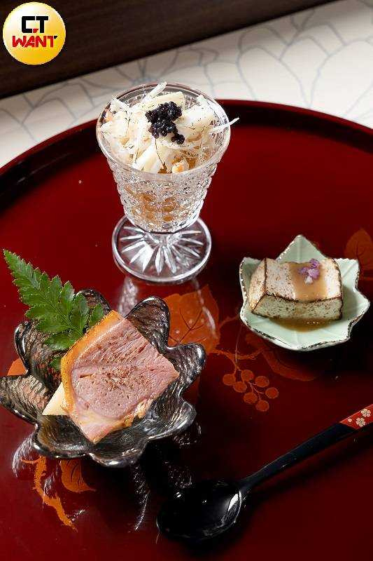 前菜「田樂燒豆腐」（右起逆時針）、「蟹肉水果醋」、「煙燻鴨筍」帶有多重口感與酸鹹滋味。（圖／焦正德攝）