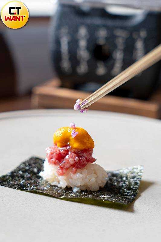 「海膽和牛壽司卷」讓客人可用小炭爐將海苔雙面烤至酥脆，再將原本拆解的生牛肉、海膽與紫蘇花一一組合堆疊。（圖／焦正德攝）