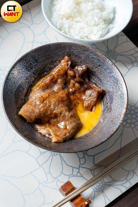 片狀的紐約客與羽下部位油脂分布均勻，沾裹生雞蛋蛋液與甜口醬汁、感受經典吃法。（圖／焦正德攝）