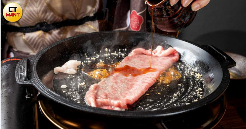 關西風做法先刷上牛油、將溫潤細緻的和三盆糖於鍋上抹勻再煎肉，並淋上以日本醬油特製的醬汁，圖為帶有嚼勁的紐約客部位。（圖／焦正德攝）