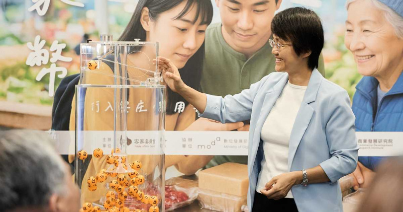 客家委員會今舉辦「客家幣抽籤記者會」，由主委古秀妃抽出得獎號碼。（圖／客委會提供）