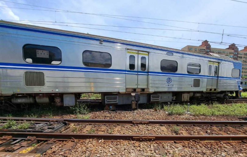 台鐵一列區間車驚傳在樹林調車場出軌。（圖／翻攝畫面）