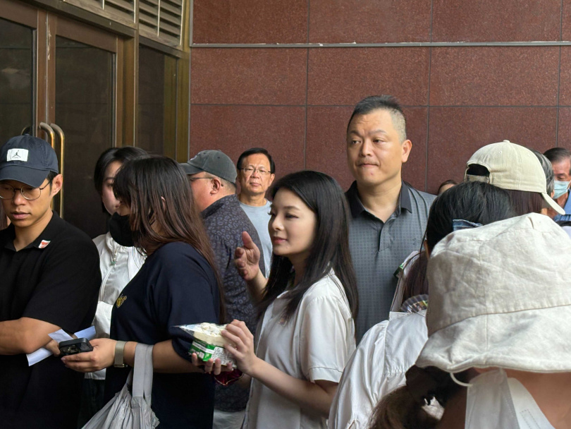 應曉薇女兒現身北院,發放早餐給小草。(圖/翁靖祐攝)