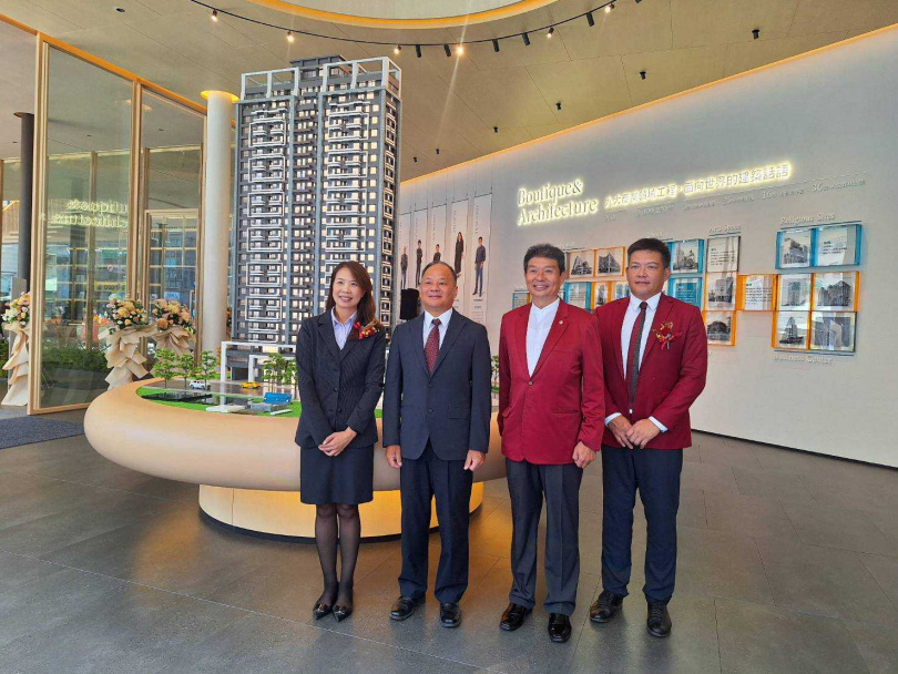 (左起)弘新建設總經理邱世湞、利晉工程董事長黃裕隆,以及「崧喆」代銷團隊創意家行銷副董朱良能、副總柯仲武。(圖/林榮芳攝)