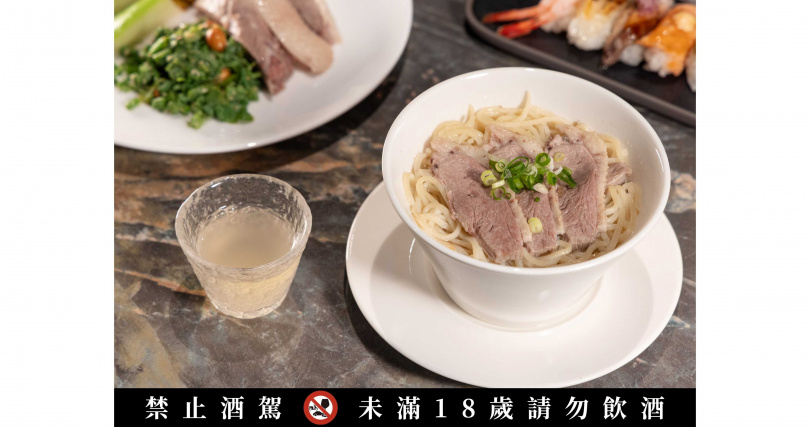 「Ocean Bar」的〈望山穗精釀小米酒〉最適合搭配台味熱食，招牌鵝肉湯麵現點現做，湯頭鹹香與小米酒微醺香氣的相互交融，每一口都是意想不到的味覺驚喜。（圖／饗賓集團提供）