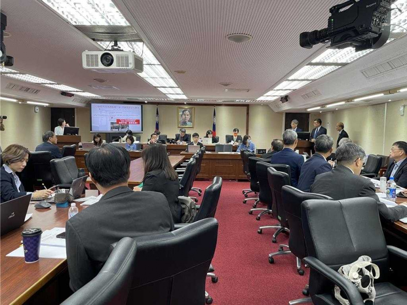 立法院社會福利及衛生環境委員會今天環境部部長、衛生福利部、農業部、經濟部、教育部、國防部就「防範非洲豬瘟疫情擴散,強化全國廚餘去化問題以及後續防疫、清消等作為」提出專題報告,並備質詢。(圖/蔡佩珈攝)