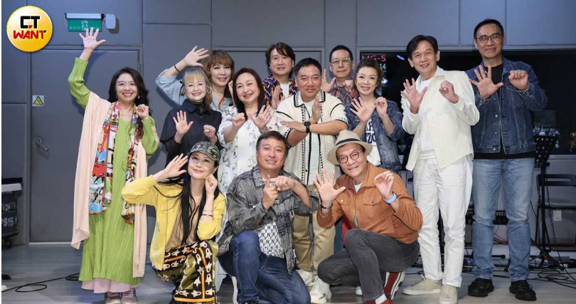 .由施孝榮領軍《民歌50高峰會 最終加場》,眾歌手齊聚彩排。(圖/蘇聖倫攝)