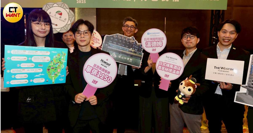 年末聚餐、跨年聚會多,想要選購最便宜的餐券、住宿券,就到今年的ITF台北國際旅展,飯店住宿券最低下殺不到1折、熱銷餐券3.1折起,最低只要999元就可享受飯店美食。(圖/方萬民攝)