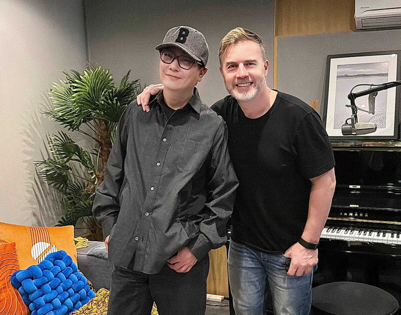 張信哲與蓋瑞巴洛重逢第一件事先拍照。(圖/潮水音樂提供)