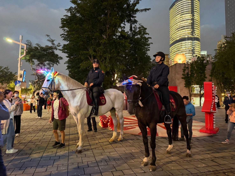 騎警隊也加入街頭巡防行列。（圖／翻攝畫面）