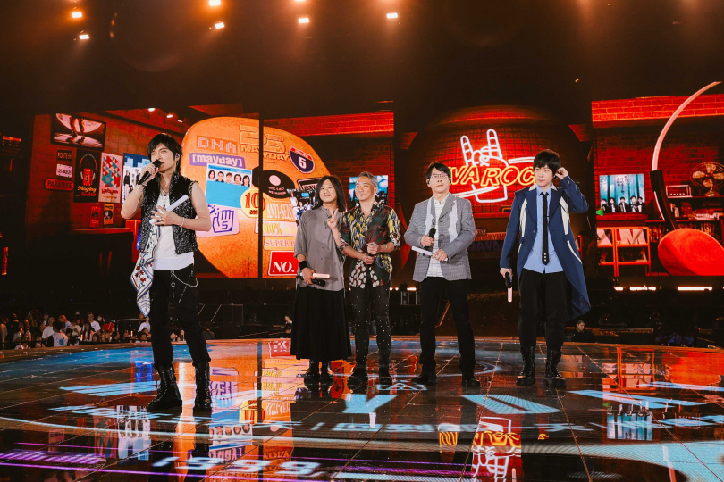 瑪莎一開場就彈錯被阿信吐槽。（圖／相信音樂提供）