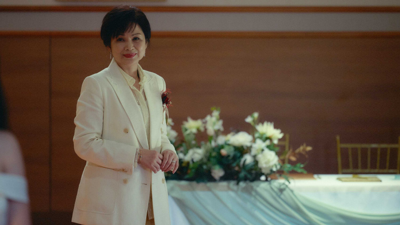 楊貴媚在《雙囍》中飾演新郎母親，對外維持著事業有成的女強人形象，內心卻對孩子充滿虧欠與不捨。（圖／水花電影提供）
