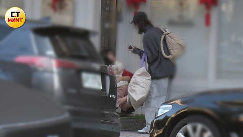 粿醬與老師在門口擁抱道別。（圖／本刊攝影組）