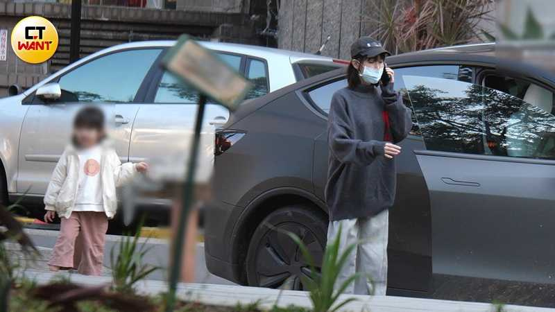 放好物品後，粿粿又接起電話，粿醬安靜地在身旁等候。（圖／本刊攝影組）