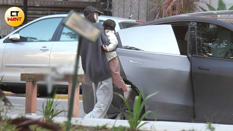 身材纖細的粿粿抱起日漸長大的粿醬顯得有一些些吃力。（圖／本刊攝影組）